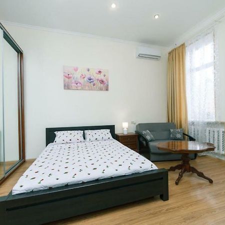 Apartment On Saksahanskoho Street キエフ エクステリア 写真